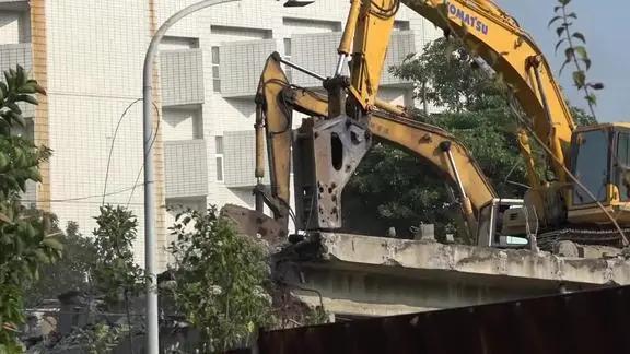 Excavator bridge construction